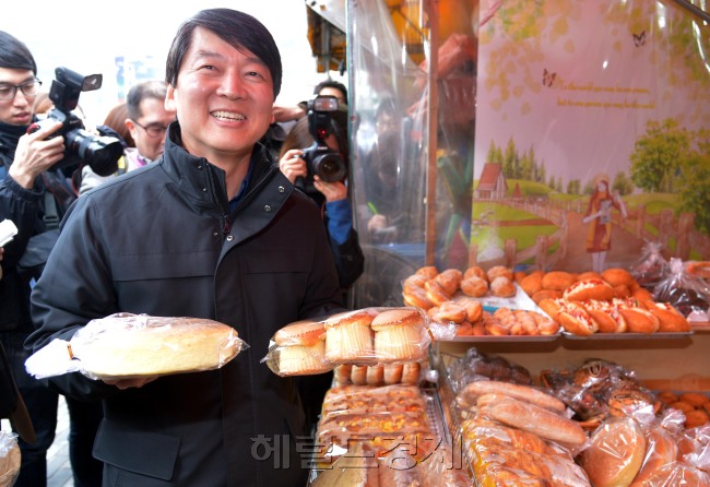 4.24 재보선 노원병 지역에 출마한 안철수 전 서울대 교수가 13일 오전 대리인을 통해 예비후보 등록을 마친 뒤 첫 공식 일정으로 서울 노원구 상계3동을 찾아 주민들과 인삿말을 나누고 있다. 박현구 기자phko@heraldcorp.com 2013.03.13