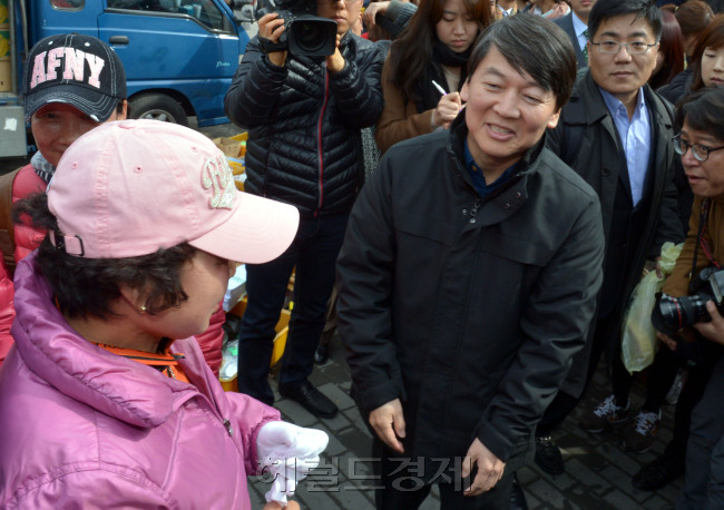 4.24 재보선 노원병 지역에 출마한 안철수 전 서울대 교수가 13일 오전 대리인을 통해 예비후보 등록을 마친 뒤 첫 공식 일정으로 서울 노원구 상계3동을 찾아 주민들과 인삿말을 나누고 있다. 박현구 기자phko@heraldcorp.com 2013.03.13