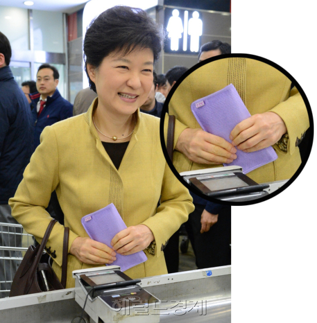 박근혜(대통령)
박근혜 대통령이 들었던 ‘회색 가방’ 돌풍에 이어 지갑에도 관심이 집중됐다. 박 대통령의 지갑은 4000원짜리 국산 제품이다.