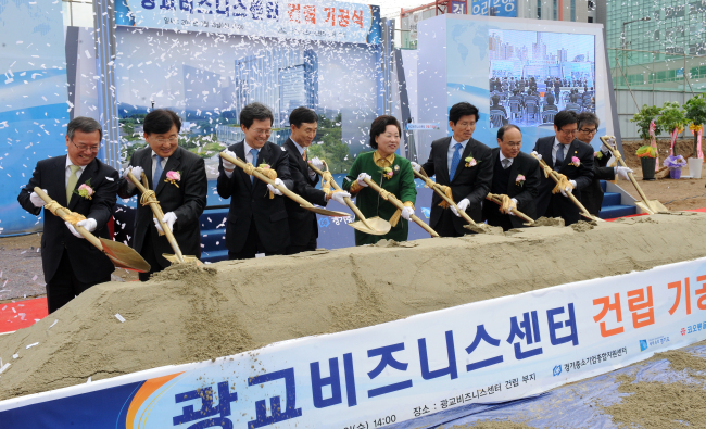 <YONHAP PHOTO-2276> 광교비즈니스센터 기공식 (수원=연합뉴스) 13일 오후 경기도 수원시 영통구 이의동 광교신도시 내 공사부지에서 김문수 경기지사 등이 참석한 가운데 광교비즈니스센터 기공식이 열리고 있다. 내년 12월께 지하 2층, 지상 15층 규모로 완공될 광교비즈니스센터는 바이오, 의료기기, IT분야 60여개 중소, 벤처기업에 입주공간과 연구지원시설을 제공한다. 2013.3.13 << 기호일보 제공 >> drops@yna.co.kr http://blog.yonhapnews.co.kr/geenang/2013-03-13 17:33:00/ <저작권자 ⓒ 1980-2013 ㈜연합뉴스. 무단 전재 재배포 금지.>
<YONHAP PHOTO-2276> 광교비즈니스센터 기공식 (수원=연합뉴스) 13일 오후 경기도 수원시 영통구 이의동 광교신도시 내 공사부지에서 김문수 경기지사 등이 참석한 가운데 광교비즈니스센터 기공식이 열리고 있다. 내년 12월께 지하 2층, 지상 15층 규모로 완공될 광교비즈니스센터는 바이오, 의료기기, IT분야 60여개 중소, 벤처기업에 입주공간과 연구지원시설을 제공한다. 2013.3.13 << 기호일보 제공 >> drops@yna.co.kr http://blog.yonhapnews.co.kr/geenang/2013-03-13 17:33:00/ <저작권자 ⓒ 1980-2013 ㈜연합뉴스. 무단 전재 재배포 금지.>
<YONHAP PHOTO-2276> 광교비즈니스센터 기공식 (수원=연합뉴스) 13일 오후 경기도 수원시 영통구 이의동 광교신도시 내 공사부지에서 김문수 경기지사 등이 참석한 가운데 광교비즈니스센터 기공식이 열리고 있다. 내년 12월께 지하 2층, 지상 15층 규모로 완공될 광교비즈니스센터는 바이오, 의료기기, IT분야 60여개 중소, 벤처기업에 입주공간과 연구지원시설을 제공한다. 2013.3.13 << 기호일보 제공 >> drops@yna.co.kr http://blog.yonhapnews.co.kr/geenang/2013-03-13 17:33:00/ <저작권자 ⓒ 1980-2013 ㈜연합뉴스. 무단 전재 재배포 금지.>