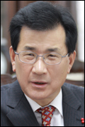 이시종(광역단체장/전국회의원)
충청북도(도지사 이시종·사진)는 2013오송화장품뷰티세계박람회 입장권 사전예매가 목표 대비 50%인 40만 장을 넘어서면서 입장권 예매에 탄력이 붙고 있다고 14일 밝혔다.