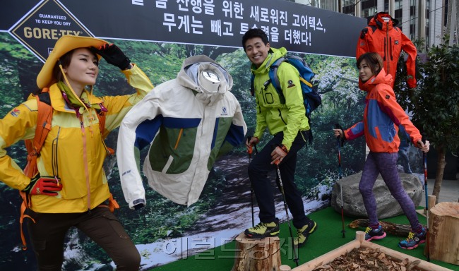 고어코리아가 봄철 산행시즌을 맞아 14일 광화문광장에서 고어텍스 신제품을 선보이고 있다.  고어텍스 신제품은 기존 제품보다 무게를 줄이고 투습기능을 강화한 것이 특징으로 방수,방풍,투습성과 내구성을 동시에 갖추어 봄철 산행에 예기치 못한 날씨에 최적화시켰다.<br />정희조 기자/checho@heraldcorp.com 130314
고어코리아가 봄철 산행시즌을 맞아 14일 광화문광장에서 고어텍스 신제품을 선보이고 있다.  고어텍스 신제품은 기존 제품보다 무게를 줄이고 투습기능을 강화한 것이 특징으로 방수,방풍,투습성과 내구성을 동시에 갖추어 봄철 산행에 예기치 못한 날씨에 최적화시켰다.
정희조 기자/checho@heraldcorp.com 130314