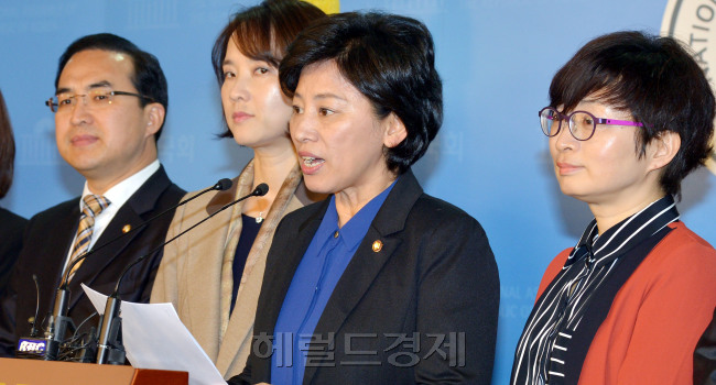 민주당 초선 의원들이 14일 국회에서 당의 쇄신을 요구하며 기자회견을 하고 있다. 박현구 기자phko@heraldcorp.com
민주당 초선 의원들이 14일 국회에서 당의 쇄신을 요구하며 기자회견을 하고 있다. 박현구 기자phko@heraldcorp.com
민주통합당 지도부가 대선패배 이후 당 개혁을 제대로 추진하지 못하고 주류와 비주류로 갈려져 이전투구를 벌이자, 급기야 초선 의원들이 오는 5월 4일 전당대회에 독자후보를 내겠다고 나섰다. 민주당 초선의원 33명은 14일 국회 정론관에서 기자회견을 갖고 “우리는 이번 전대부터 당을 새롭게 이끌 혁신적 리더십을 세우는 데 힘을 모을 것”이라고 밝혔다.  박현구 기자/phko@heraldcorp.com