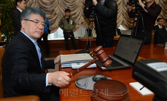 14일 한국은행에서 열린 금융통화위원회.<br />정희조 기자/checho@heraldcorp.com  130314
한국은행 금융통화위원회는 14일 서울 남대문로3가 한은 본관에서 본회의를 열고 기준금리를 연 2.75%로 동결했다. 김중수 한은 총재가 금통위에 참석해 의사봉을 두드리고 있다.
정희조 기자/checho@heraldcorp.com