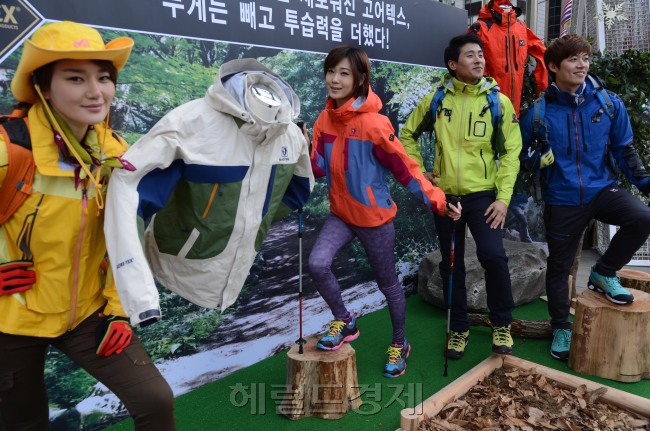 고어코리아가 봄철 산행시즌을 맞아 14일 광화문광장에서 고어텍스 신제품을 선보이고 있다.  고어텍스 신제품은 기존 제품보다 무게를 줄이고 투습기능을 강화한 것이 특징으로 방수,방풍,투습성과 내구성을 동시에 갖추어 봄철 산행에 예기치 못한 날씨에 최적화시켰다.<br />정희조 기자/checho@heraldcorp.com 130314
고어코리아가 봄철 산행시즌을 맞아 14일 광화문광장에서 고어텍스 신제품을 선보이고 있다.  고어텍스 신제품은 기존 제품보다 무게를 줄이고 투습기능을 강화한 것이 특징으로 방수,방풍,투습성과 내구성을 동시에 갖추어 봄철 산행에 예기치 못한 날씨에 최적화시켰다.
정희조 기자/checho@heraldcorp.com 130314