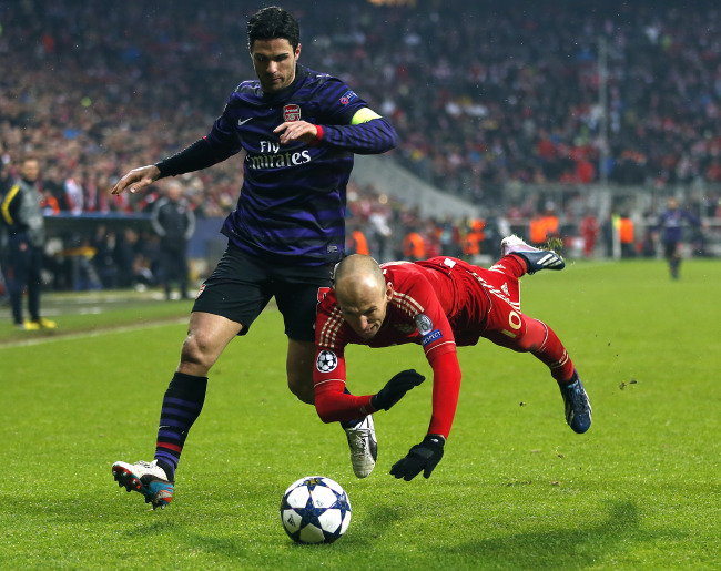 Arsenal’s Mikel Arteta (left) and Bayern’s Arjen Robben challenge for the ball on Wednesday.
AP-Yonhap News