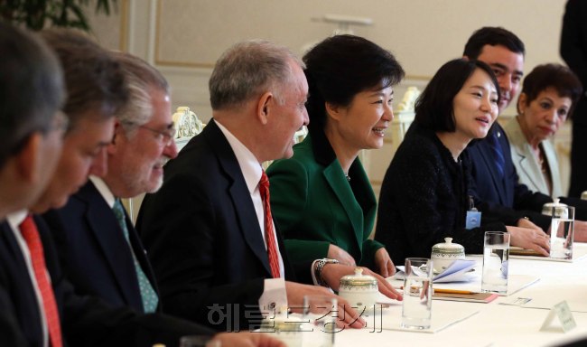 박근혜 대통령이 14일 오전 청와대에서 브라질,멕시코,칠레,페루 등 주한 중남미 지역대사(12명)와 단체접견을 하고 있다.<br />정희조 기자/checho@heraldcorp.com 130314
박근혜 대통령이 14일 오전 청와대에서 브라질,멕시코,칠레,페루 등 주한 중남미 지역대사(12명)와 단체접견을 하고 있다.
정희조 기자/checho@heraldcorp.com 130314