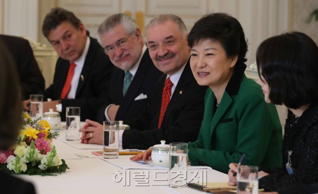 President Park Geun-hye speaks during a meeting with ambassadors from Latin America. She also met envoys from Africa separately.    Chung Hee-cho/The Korea Herald