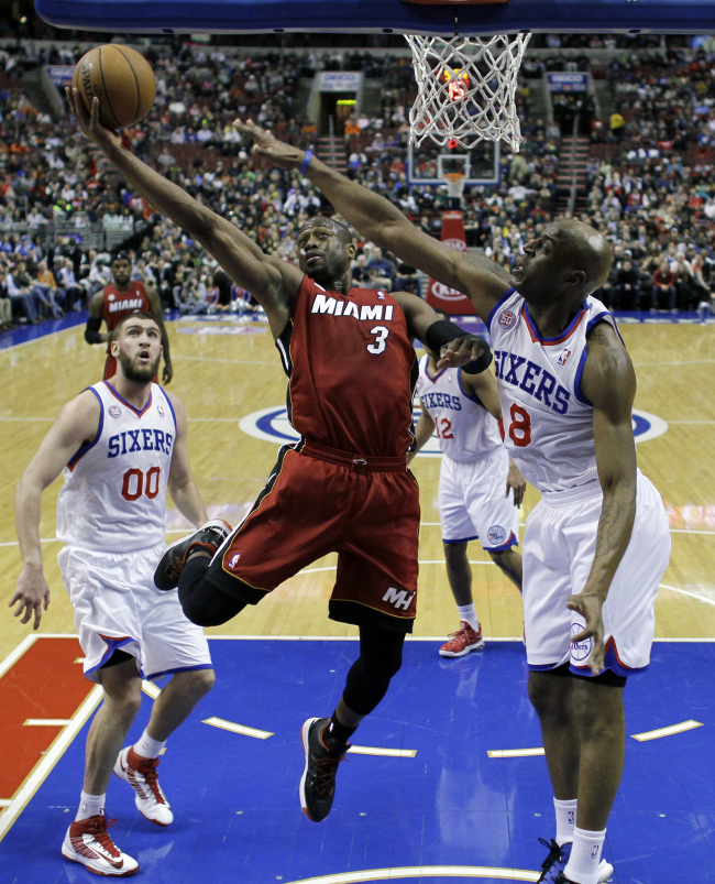 <YONHAP PHOTO-0680> Miami Heat's Dwyane Wade (6) goes up for a shot between Philadelphia 76ers' Damien Wilkins (8) and Spencer Hawes (00) in the first half of an NBA basketball game, Wednesday, March 13, 2013, in Philadelphia. (AP Photo/Matt Slocum)/2013-03-14 09:32:30/ <저작권자 ⓒ 1980-2013 ㈜연합뉴스. 무단 전재 재배포 금지.>
Miami Heat guard Dwyane Wade drives to the basket on Wednesday.   AP-Yonhap News