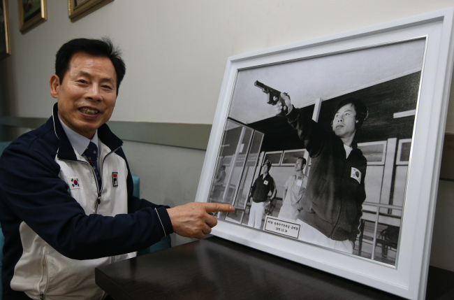 박종길(스포츠인/전사격감독)
Taeneung Training Center director Park Jong-gil, who was named vice minister of culture, sports and tourism, points at a photo of him shooting in the 1978 Bangkok Asian Games at his indoor firing range in Mokdong, Seoul on Wednesday.   Yonhap News