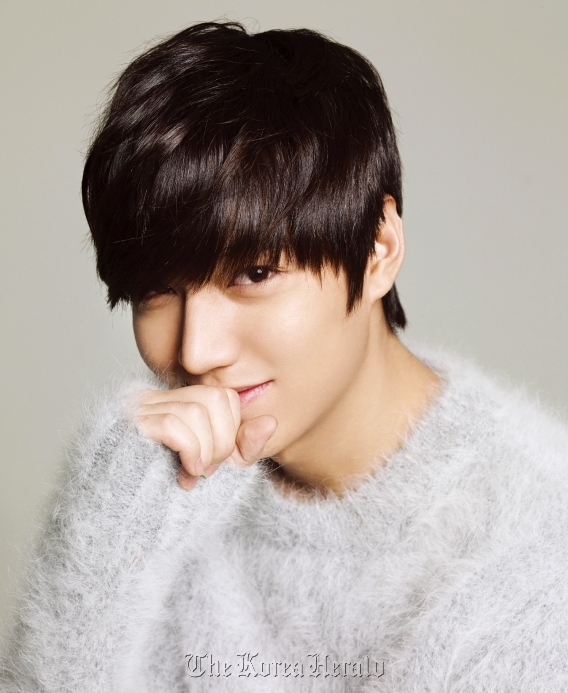 이민호(탤런트/영화배우)
이민호의 소속사인 스타우스는 “오는 5월 앨범을 전 세계에 동시 발매한다”며 “한국을 시작으로 중국, 일본, 대만, 태국, 필리핀 등지를 도는 월드 라이브 투어를 7월까지 진행할 예정”이라고 전했다.