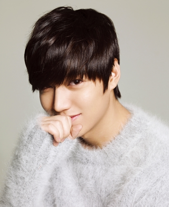 이민호(탤런트/영화배우)
이민호의 소속사인 스타우스는 “오는 5월 앨범을 전 세계에 동시 발매한다”며 “한국을 시작으로 중국, 일본, 대만, 태국, 필리핀 등지를 도는 월드 라이브 투어를 7월까지 진행할 예정”이라고 전했다.