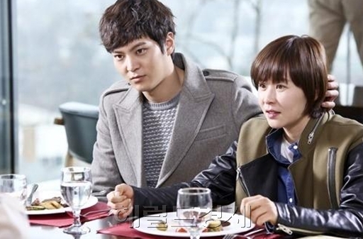 주원(좌측부터/문준원/탤런트/뮤지컬배우),최강희(탤런트/영화배우)
MBC 수목드라마 ‘7급 공무원’ 제작진은 최근 촬영 중 최강희의 머리를 쓰다듬는 주원의 나쁜손이 담긴 사진을 공개했다. 사진 속 주원은 상대역 최강희의 뒷머리를 만지고 있는 모습이다.