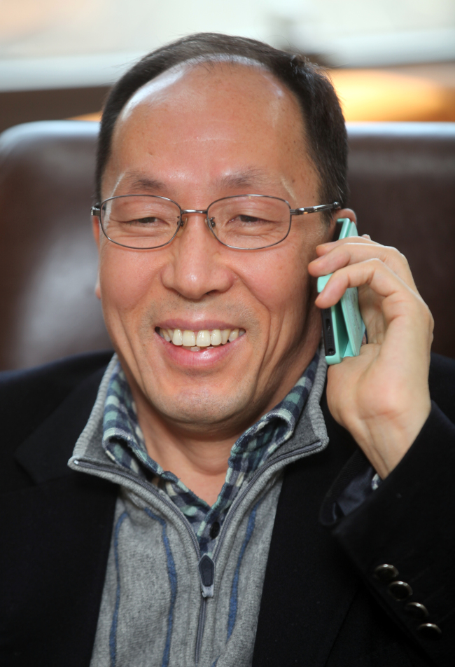 <YONHAP PHOTO-0852> 공정거래위원장 내정된 한만수 교수 (서울=연합뉴스) 한상균 기자 = 공정거래위원장에 내정된 한만수 이화여자대학교 법대 교수가 14일 오전 학교 연구실에서 축하전화를 받고 있다. 2013.3.14 xyz@yna.co.kr/2013-03-14 11:05:10/ <저작권자 ⓒ 1980-2013 ㈜연합뉴스. 무단 전재 재배포 금지.>