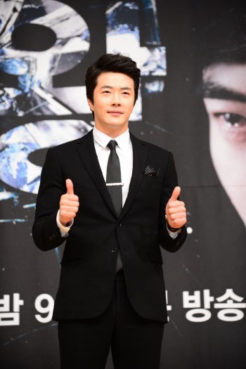 권상우(영화배우/탤런트)
권상우는 지난 13일 오후 10시경 자신의 팬카페 ‘천상우상’을 통해 “요즘은 하류가 진짜 하류가 된 것 같아요. 연기하기도.. 음. 여러가지로 스트레스. 대본이 잘 나오길 바랄뿐이고”라는 글을 올렸다.