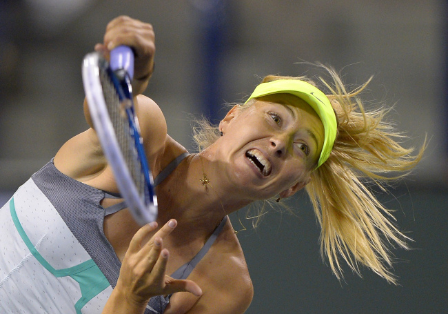 마리아샤라포바(MariaSharapova/테니스선수)
Maria Sharapova serves against Sara Errani on Wednesday.   AP-Yonhap News