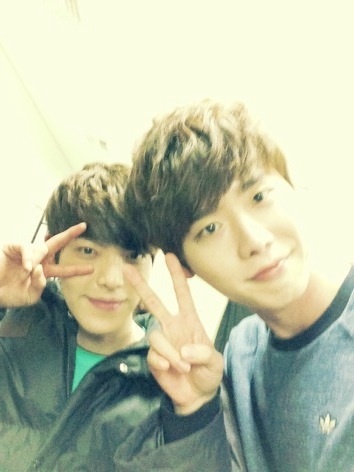 김우빈(뒤쪽부터/김현중/모델/탤런트),이종석(모델/탤런트)
이종석은 지난 13일 SNS에 “나 우빈이랑 광고 찍었지! 친군데 자꾸 형 같은 그대. 이틀 동안 같이 떨었더니 더욱 사랑스러워 보이는구나. 이사진 몰래 올리는 거니깐 우빈님한테는 비밀”이라는 글과 함께 사진 한 장을 게재했다.