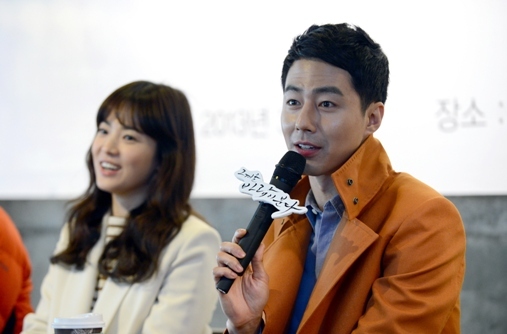 송혜교(좌측부터/탤런트/영화배우),조인성(영화배우/탤런트)
배우 조인성은 SBS 드라마 ‘그 겨울, 바람이 분다’ 에서 오수를 연기해 많은 사랑을 받고 있다. 이 드라마는 조인성의 입장에서 여러모로 의미 있는 복귀작으로 드라마 ‘봄날’ 이후 첫 드라마이자, 군 전역 후 첫 작품이다.
