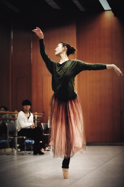 김주원(발레무용가/뮤지컬배우)
Kim Joo-won rehearses for “Marguerite & Armand” in which she stars as a beautiful courtesan. (Theatro)