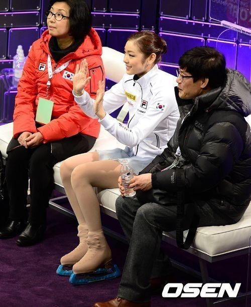 신혜숙(좌측부터/스케이트코치/전스케이트선수),김연아(스케이트선수),류종현(스케이트코치/전스케이트선수)
피겨여왕 김연아가 15일 새벽(이하 한국시간) 캐나다 온타리오주 런던 버드와이저 가든스에서 열린 2013 국제빙상경기연맹(ISU) 피겨스케이팅 세계선수권대회 여자 싱글 쇼트프로그램(SP)에서 김연아가 69.97을 받아 단독선두로 나섰다.