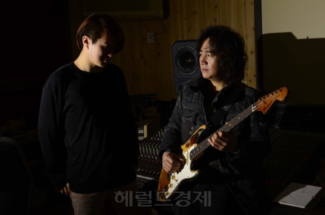 지난 2006년 9집 ‘리즌 오브 데드 벅스(Reason Of Dead Bugs)’ 이후 활동을 잠정 중단했던 한국 록밴드의 전설 시나위가 오는 5월 7년 만에 새 앨범을 발표한다. 밴드 사상 최초로 공개 오디션을 통해 선발된 보컬 유지현(왼쪽)과 기타리스트 신대철. 사진=박해묵 기자/mook@heraldcorp.com