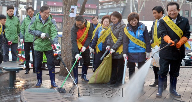 서울시가 15일 오전 새봄맞이 일제 대청소를 실시한 가운데 박원순서울시장과 정세균의원 및 시민들이 서울 혜화역인근에서 청소를 하고 있다.<br />김명섭 기자 msiron@heraldcorp.com
서울시가 15일 오전 새봄맞이 일제 대청소를 실시한 가운데 박원순서울시장과 정세균의원 및 시민들이 서울 혜화역인근에서 청소를 하고 있다.
김명섭 기자 msiron@heraldcorp.com
서울시가 15일 오전 새봄맞이 일제 대청소를 실시한 가운데 박원순서울시장과 정세균의원 및 시민들이 서울 혜화역인근에서 청소를 하고 있다.
김명섭 기자 msiron@heraldcorp.com