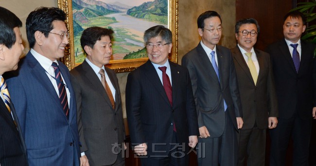 김중수 한은총재가 15일 한국은행으로 각계 CEO를 초청 조찬간담회를 갖고있다. <br />정희조 기자/checho@heraldcorp.com  130315
김중수 한은총재가 15일 한국은행으로 각계 CEO를 초청 조찬간담회를 갖고있다.
정희조 기자/checho@heraldcorp.com  130315
김중수 한은총재가 15일 한국은행으로 각계 CEO를 초청 조찬간담회를 갖고있다.
정희조 기자/checho@heraldcorp.com  130315