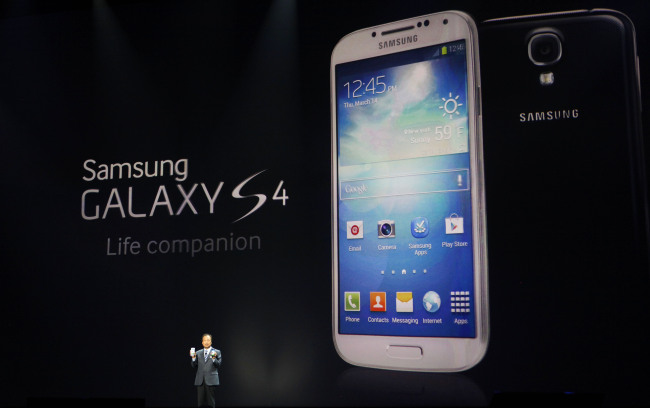 JK Shin, President and Head of IT and Mobile Communications for Samsung Electronics, presents the new Samsung Galaxy S 4 during the Samsung Unpacked event at Radio City Music Hall, Thursday. (AP-Yonhap News)