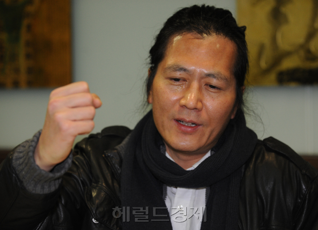 한병철 교수 인터뷰.<br />이상섭 기자. babtong@heraldm.com 2012.03.08
한병철 교수 인터뷰.
이상섭 기자. babtong@heraldm.com 2012.03.08