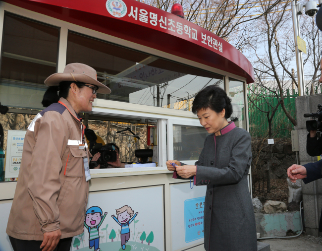 <YONHAP PHOTO-1684> 방문증 받는 박근혜 대통령 (서울=연합뉴스) 안정원 기자 = 박근혜 대통령이 15일 학교 안전 점검을 위해 서울 종로구 창신동 명신초등학교를 방문, 학교 보안관으로부터 방문증을 발급받고 있다. 2013.3.15 jeong@yna.co.kr/2013-03-15 10:42:21/Media Only <저작권자 ⓒ 1980-2013 ㈜연합뉴스. 무단 전재 재배포 금지.>
박근혜 대통령이 15일 학교 안전 점검을 위해 서울 종로구 창신동 명신초등학교를 방문, 학교 보안관으로부터 방문증을 발급받고 있다. 박 대통령은 학교 보안 및 안전, 급식시설 등을 종합 점검했다. 또 학교폭력을 성폭력, 가정폭력, 불량식품과 함께 ‘4대 사회악’으로 규정하고 척결을 위한 근본적인 대책을 마련하라고 정부에 지시했다. 정희조 기자/checho@
