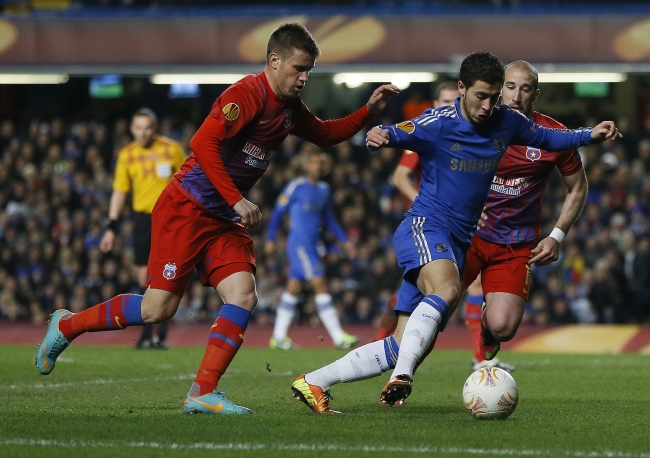 <YONHAP PHOTO-1136> Steaua Bucharest's Mihai Pintilii, left, vies for the ball with Chelsea's Eden Hazard during the Europa League round of 16 second leg soccer match between Chelsea and Steaua Bucharest at Stamford Bridge Stadium in London Thursday, March 14, 2013. (AP Photo/Kirsty Wigglesworth) /2013-03-15 05:47:13/ <저작권자 ⓒ 1980-2013 ㈜연합뉴스. 무단 전재 재배포 금지.>
Steaua Bucharest’s Mihai Pintilii (left) vies for the ball with Chelsea’s Eden Hazard during the Europa League match at Stamford Bridge Stadium in London on Thursday.   AP-Yonhap News