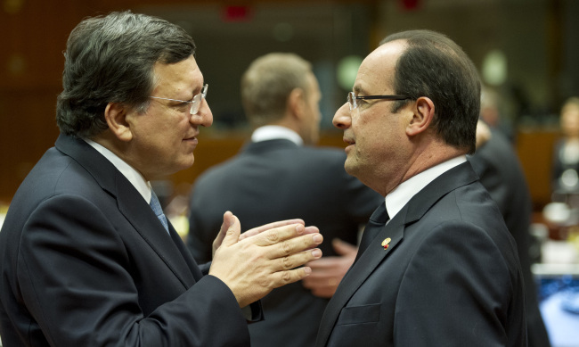 European Commission President Jose Manuel Barroso (left) speaks with French President Francois Hollande during an EU summit in Brussels on Thursday.   AP-Yonhap News