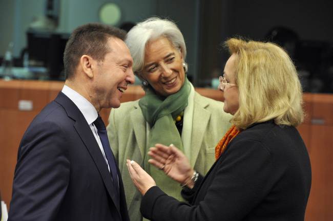 (From left) Greek Finance Minister Ioannis Stournaras, International Monetary Fund Managing Director Christine Lagarde and Austrian Federal Finance Minister Maria Fekter talk prior to a eurozone meeting at the EU headquarters in Brussels on Friday.   AFP-Yonhap News