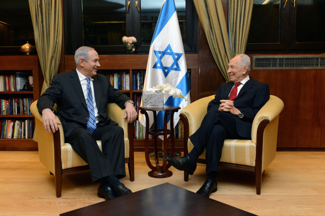Israeli President Shimon Peres (right) meets with Prime Minister Benjamin Netanyahu on Saturday.
Xinhua-Yonhap News