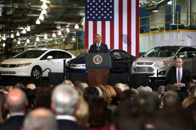 U.S. President Barack Obama speaks to guests during a visit to Argonne National Laboratory in Argonne, Illinois, Friday.   AFP-Yonhap News