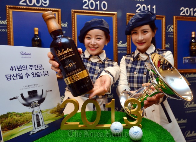 Models promote Ballantine’s 41-year-old limited edition named 2013 Championship Blend at Shinsegae Department Store in central Seoul on Sunday. Pernod Ricard Korea, the local unit of the French-based international distiller, said it would sell only 10 bottles of the special premium product.   Lee Sang-sub/The Korea Herald