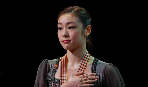 김연아(스케이트선수)
17일 캐나다 온타리오주 런던의 버드와이저 가든스에서 열린 2013 세계선수권대회 여자 싱글 연기를 마친 김연아는 객석을 가득 메운 관중의 우렁찬 박수를 한몸에 받았다.