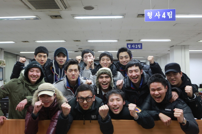 7일 동안 정신 없이 만들었던 영화. 학교폭력 영화‘늦은 후…愛’가 인기를 끌고 있다. 이 영화 제작에 참여했던 경찰 관계자들이 파이팅을 외치고 있다.