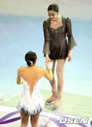 아사다 마오(좌측부터/AsadaMao/스케이트선수),김연아(스케이트선수)
일본 언론이 2014 소치동계올림픽에서 아사다 마오가 김연아를 충분히 역전할 수 있다는 전망을 내놓았다. 경쟁무기는 여전히 ‘트리플악셀(3회전 반 점프)’이었다.