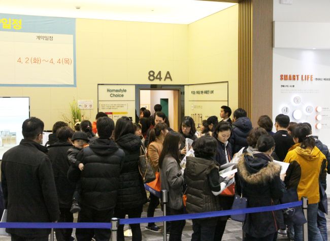 용산국제업무지구의 파산 위기로 주택 시장의 심리가 급랭하고 있는 가운데 수도권 분양 단지들은 초반 흥행몰이에 나서며 용산 악재 차단에 전력을 쏟는 모습이다. 사진은 동탄2신도시의 시범단지의 강점을 내세우며 지난주말 분양에 돌입한   ‘동탄역 더샵 센트럴시티’의 견본주택 전경.