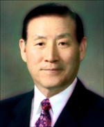 박창명(정무직공무원/전육군)
박 신임 청장은 18일 오전 9시 반 병무청이 소재한 정부대전청사에서 열린 취임식 행사에 참석해 “국민에게 신뢰받는 병무행정을 구현하자, 병역을 이행한 사람이 존중받는 사회를 만들자, 그러기 위해서는 높은 도덕성을 갖춘 병무인이 되어야 한다”는 내용의 취임사를 발표했다.