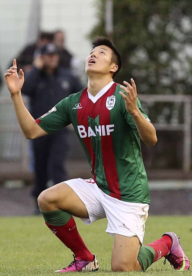 Maritimo’s Suk Hyun-jun celebrates his goal against FC Porto during a Portuguese league match on Sunday. The match ended in a 1-1 draw.
AFP-Yonhap News