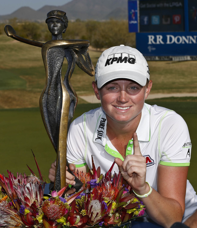 스테이시루이스(StacyLewis/골퍼)
Stacy Lewis poses with the winner’s trophy on Sunday.   AP-Yonhap News