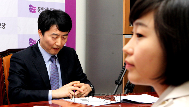통합진보당 이석기(왼쪽) 김재연의원 자격심사안 관련 최고위원회의가 17일 국회에서 열리고 있다. 박현구 기자phko@heraldcorp.com
통합진보당 이석기(왼쪽) 김재연의원 자격심사안 관련 최고위원회의가 17일 국회에서 열리고 있다. 박현구 기자phko@heraldcorp.com