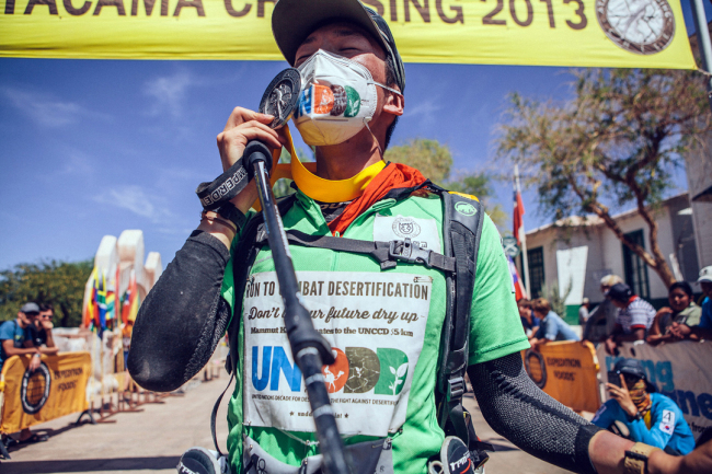 In this photo provided by Kim Jung-chul, the senior student of Dong-A University kisses his medal after completing the Atacama Crossing, one of the world’s top four ultramarathons.   Yonhap News