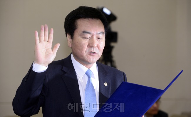 신제윤 금융위원장 후보자가 18일 오전 국회 정보위에서 열린 인사청문회에서 선서를 하고 있다. 박해묵 기자/mook@heraldcorp.com
신제윤 금융위원장 후보자가 18일 오전 국회 정보위에서 열린 인사청문회에서 선서를 하고 있다. 박해묵 기자/mook@heraldcorp.com
신제윤 금융위원장 후보자가 18일 오전 국회 정보위에서 열린 인사청문회에서 선서를 하고 있다. 박해묵 기자/mook@heraldcorp.com