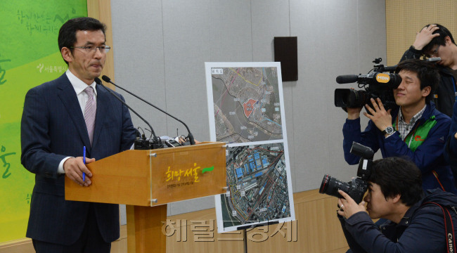 18일 서울시청 브리핑룸에서 열린 서울시 용산국제업무지구 사업정상화 방안 관련 이제원 도시계획국장이 지원계획 브리핑을 하고 있다.<br />정희조 기자/checho@heraldcorp.com  130318
18일 서울시청 브리핑룸에서 열린 서울시 용산국제업무지구 사업정상화 방안 관련 이제원 도시계획국장이 지원계획 브리핑을 하고 있다.
정희조 기자/checho@heraldcorp.com  130318
18일 서울시청 브리핑룸에서 열린 서울시 용산국제업무지구 사업정상화 방안 관련 이제원 도시계획국장이 지원계획 브리핑을 하고 있다.
정희조 기자/checho@heraldcorp.com  130318
서울시는 18일 오전 긴급 기자설명회를 갖고 대규모 용산사업이 좌초될 경우 우려되는 주민피해 및 사회적 영향이 적지 않음을 고려해 현 위기 상황을 극복해 나가는데 최선을 다하기로 했다. 이제원 도시계획국장이 용산국제업무지구 조성사업을 살리기 위해 법이 허용하는 한 모든 수단을 강구하겠다고 말하고 있다.  정희조 기자/checho@heraldcorp.com