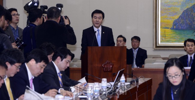 신제윤 금융위원장 후보자가 18일 오전 국회 정보위에서 열린 인사청문회에서 모두발언을 하고 있다. 박해묵 기자/mook@heraldcorp.com
신제윤 금융위원장 후보자가 18일 오전 국회 정보위에서 열린 인사청문회에서 모두발언을 하고 있다. 박해묵 기자/mook@heraldcorp.com