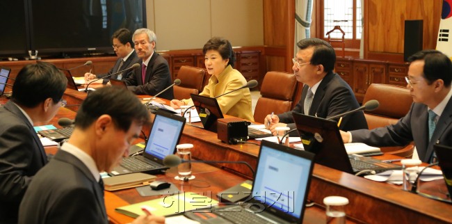 박근헤대통령이 18일 오전 청와대에서 수석비서관회의를 열고 정부조직법 타결 이후 국정 정상화 방안을 논의 하고 있다.정희조 기자/checho@heraldcorp.com  130318
