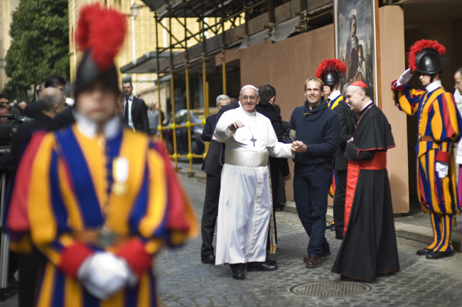 Pope Francis greets the faithful at the Vatican on Sunday.   AP-Yonhap News
